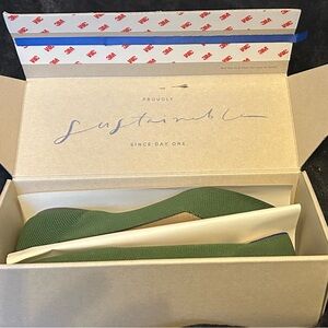 Brand new women’s forest green Rothy’s